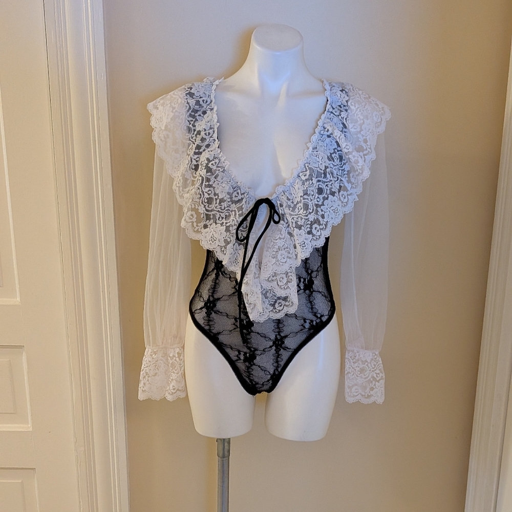 Vintage black body suit with white over sized collar size M